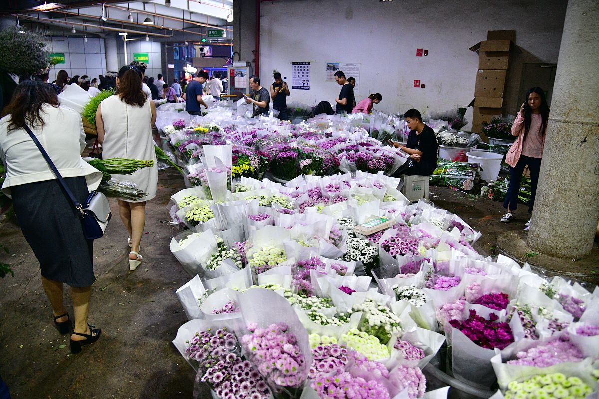 2019年5月29日,昆明,晚上九点半后,批发区域迎来大批进货商人.在销售