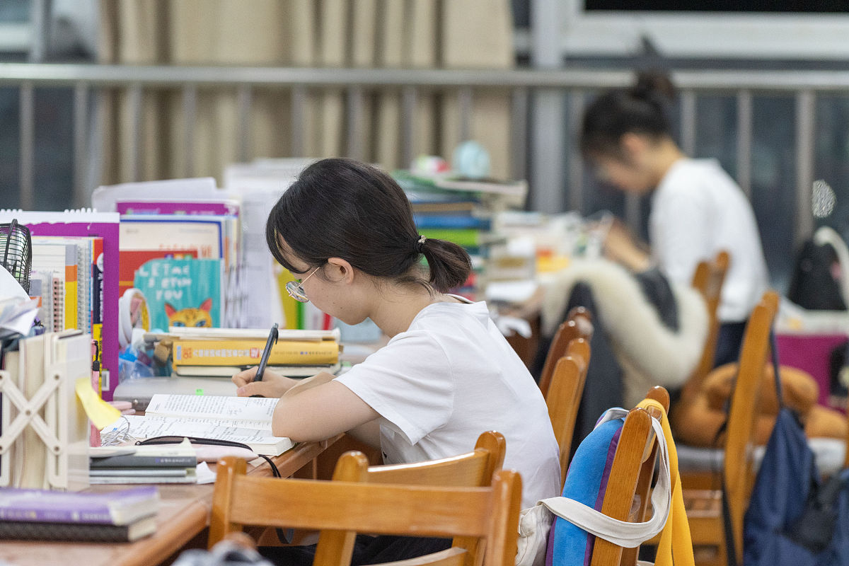 如果一个大学生他宿舍一共六个人五个天天不学习的摆子但是他想学习想提升自己的能力在毕业的时候找到自己心仪的工作或则是考研该怎么做呢