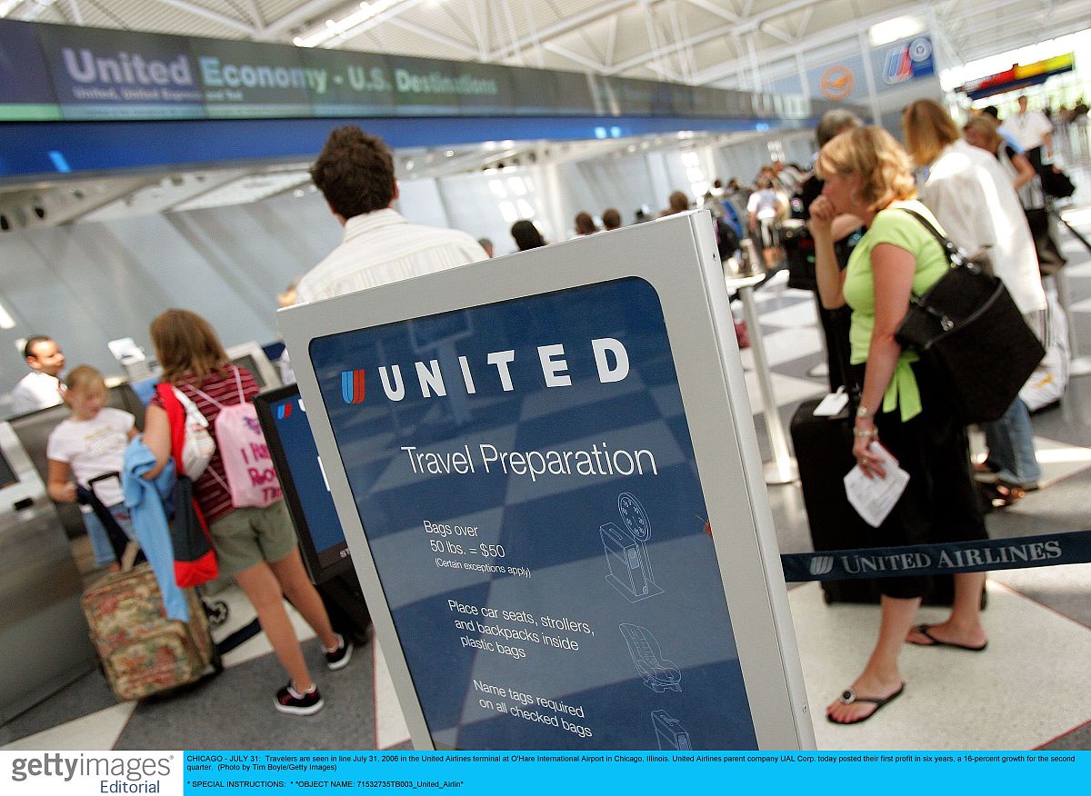 English Dialogue: Meeting Professor Watt at the Airport