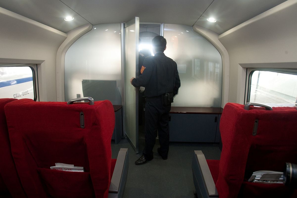 2010年12月3日,武汉至广州南g1045次列车采用全球最快列车新一代高速