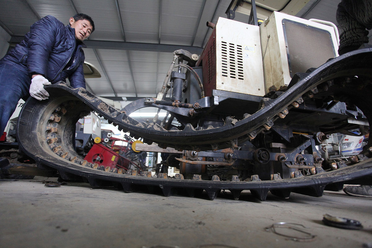 履带拖拉机驱动系统对比：液压驱动 vs 变速箱驱动