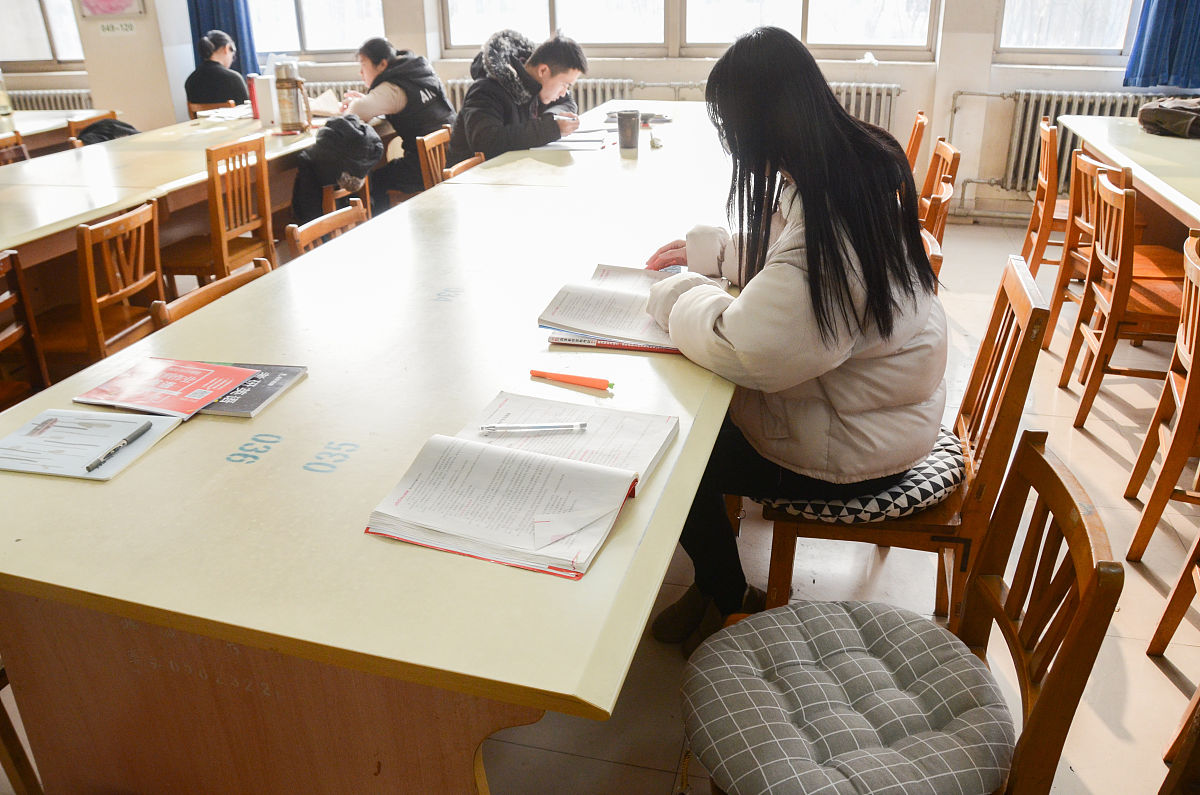 二会计工作的收获在实习期间我通过实践操作和学习掌握了一定的会计知识和技能并更加深入地了解了企业财务管理的重要性和复杂性。同时我也认识到会计工作需要细心、耐心和认真以确保财务信息的准确性和真实性。帮我扩写一下不少于2000字