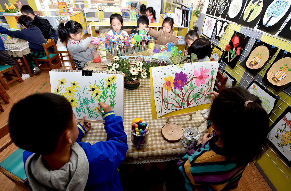 幼儿与老师共赏大树之美：一场关于自然和艺术的对话