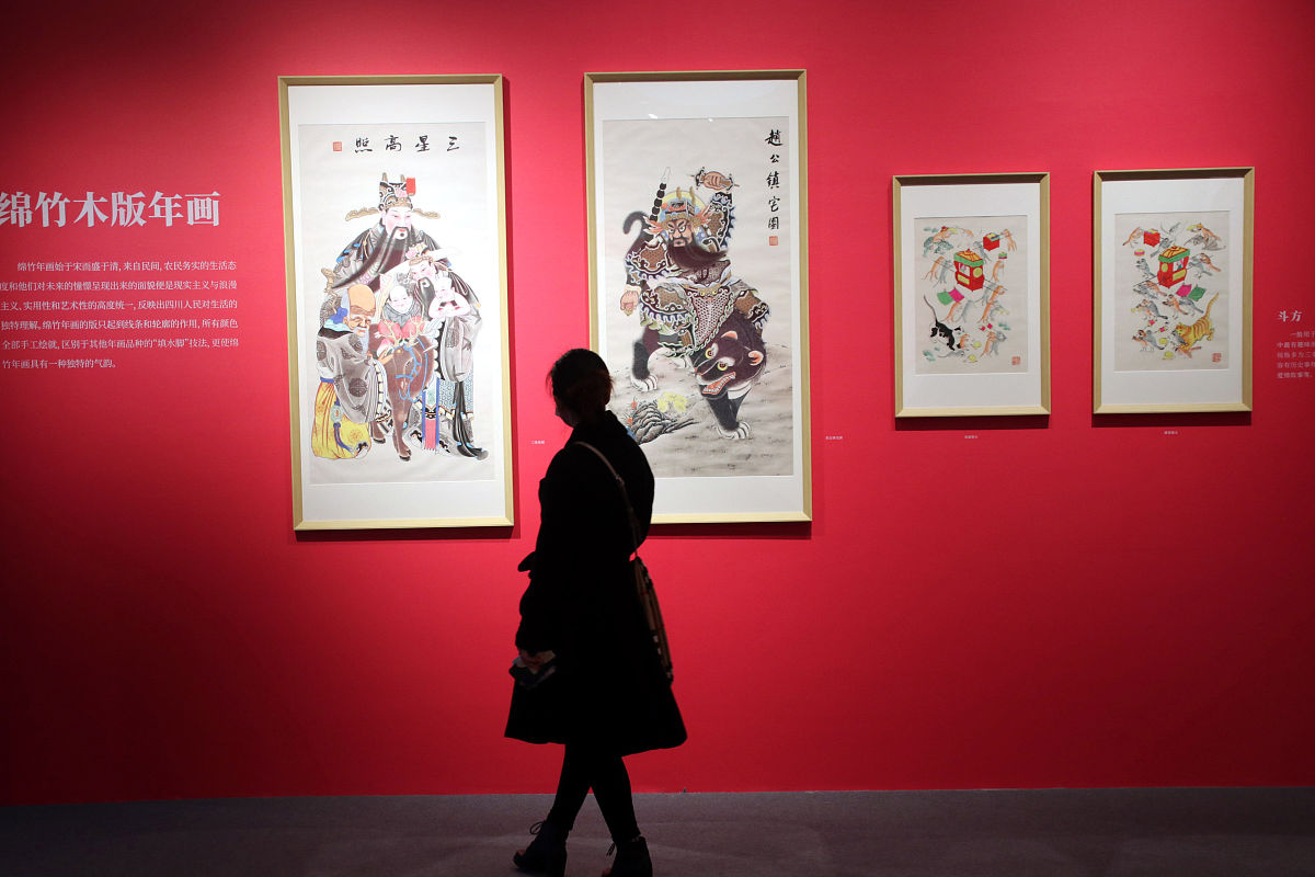 2021年2月16日,参观者在江苏苏州美术馆观赏传统年画.