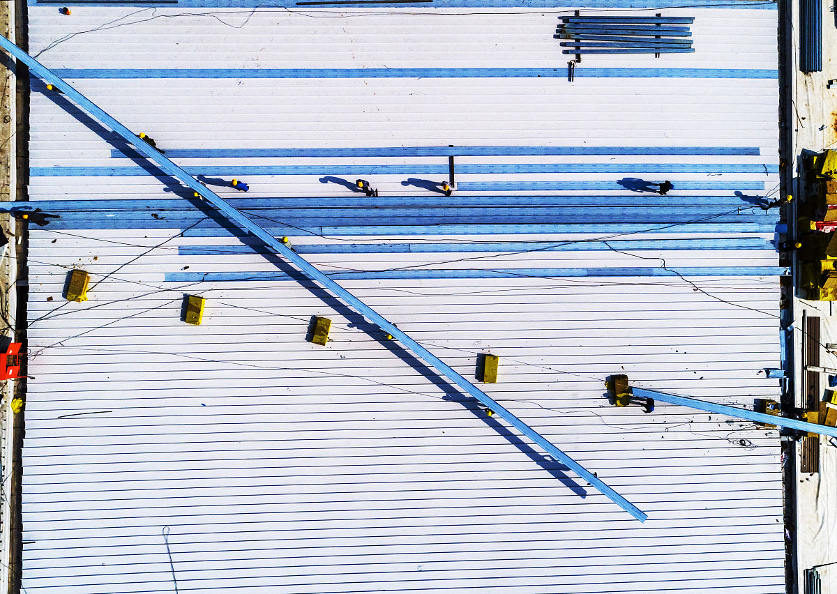 问题描述建造滑雪场的升降轨道。起点和终点的高度已知x坐标分割成若干份间隔为1每一点都给出支架的高度。要选择尽可能少的支架顶端建立固定点两个固定点之间用一条直钢轨连接要求中间支架的高度都不能超过钢轨在那里的高度。而且两个相邻固定点之间的距离x坐标的差值不能超过给定的K。输入格式第一行是N和K2≤N≤5000；1≤K≤N-1接下来N行按顺序给定支架的高度h0≤h≤1000000000输出格式一个整数表