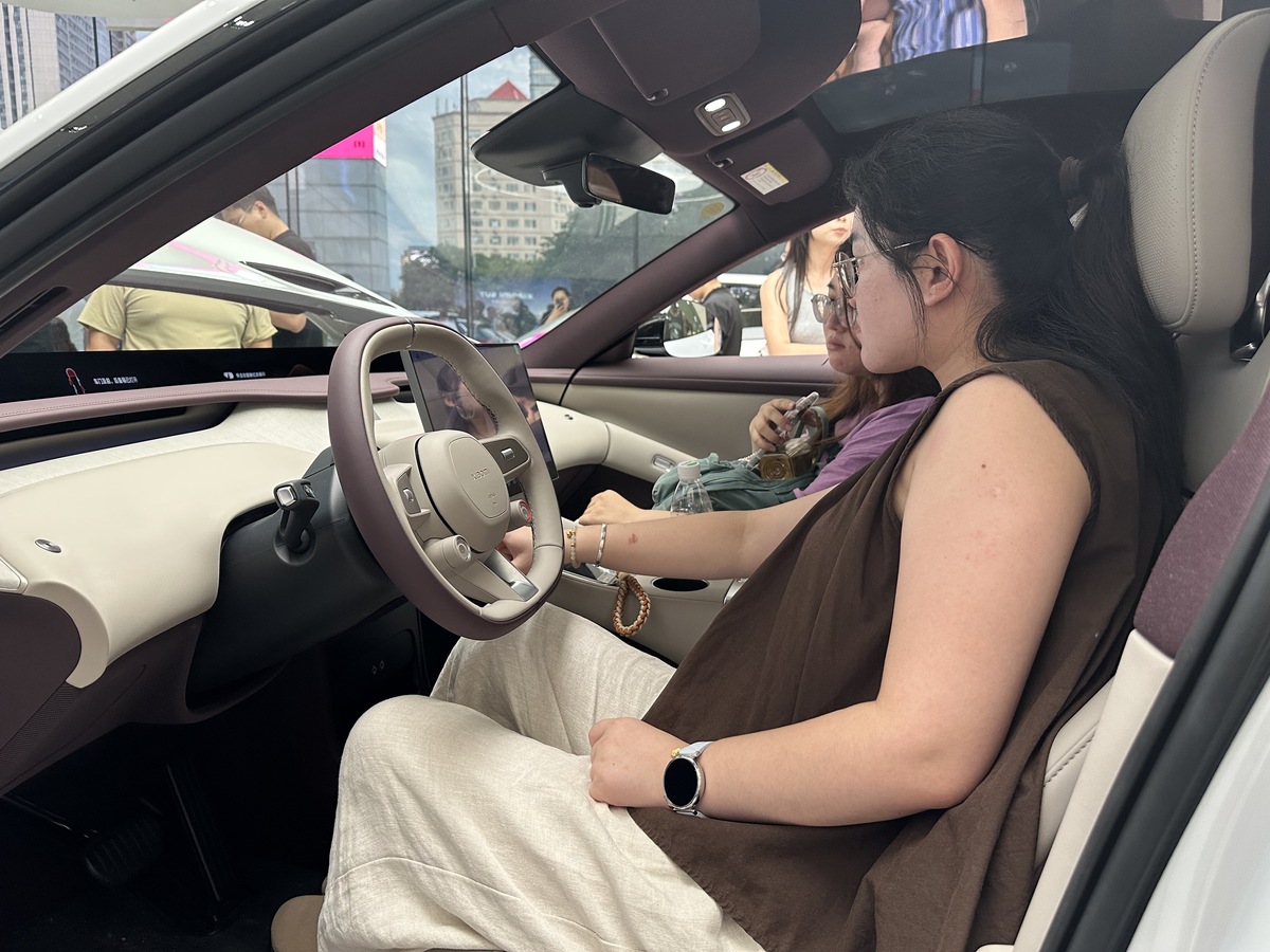 女性员工坐领导车，副驾驶还是后排？