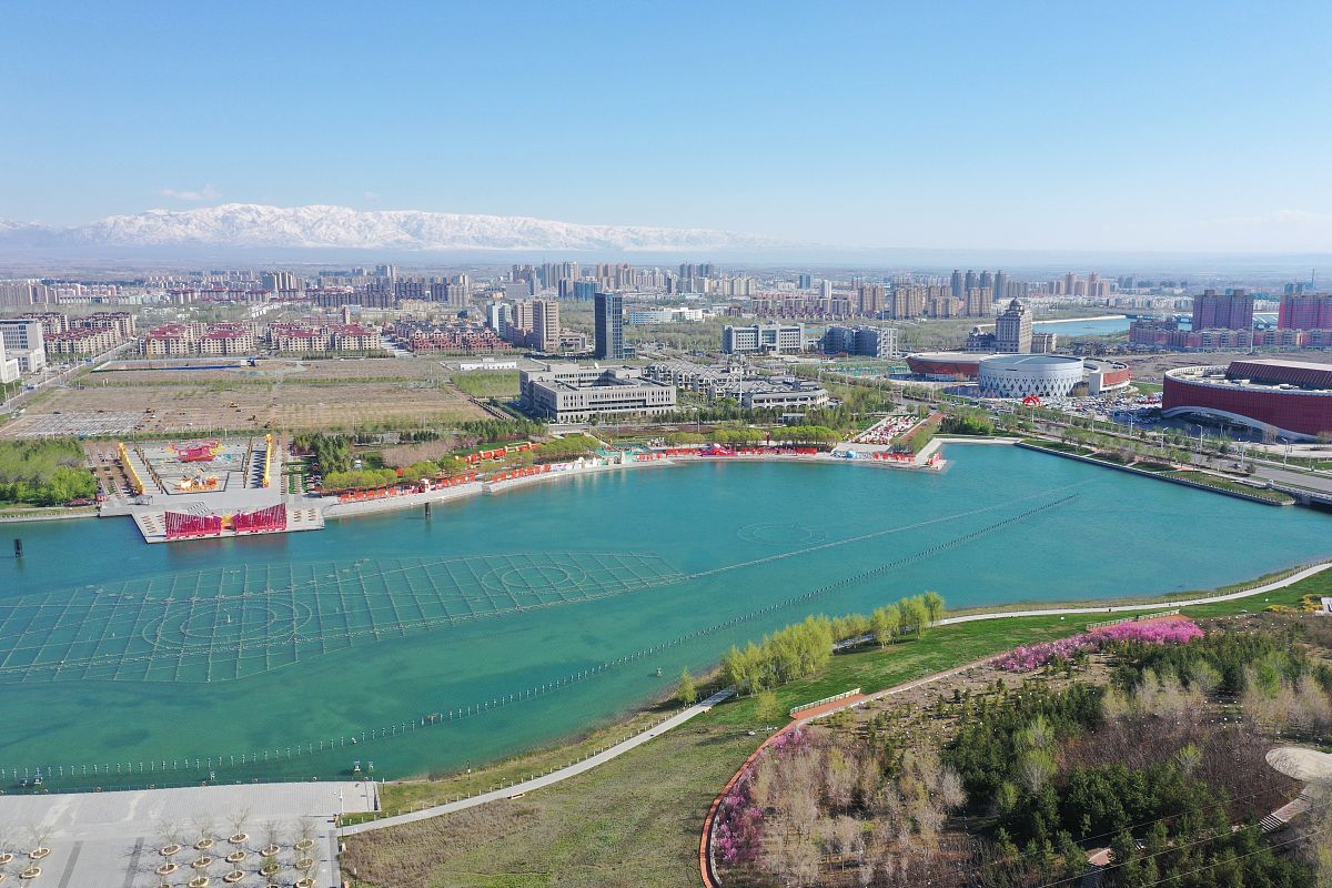2021年4月24日,无人机航拍新疆博州博乐市城区.
