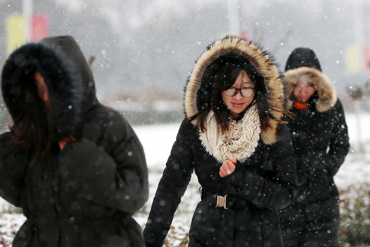 用担忧的语气重新编辑以下内容今年的清明节前后不论是超级计算机还是中央气象台的预测都显示中东部地区将会受到较强的冷空气活动的影响导致气温骤降。