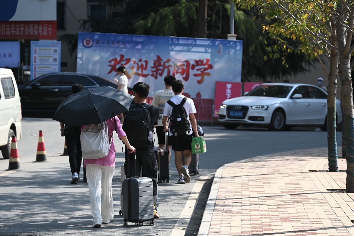 大学思乡情：平衡家乡安逸与城市机遇