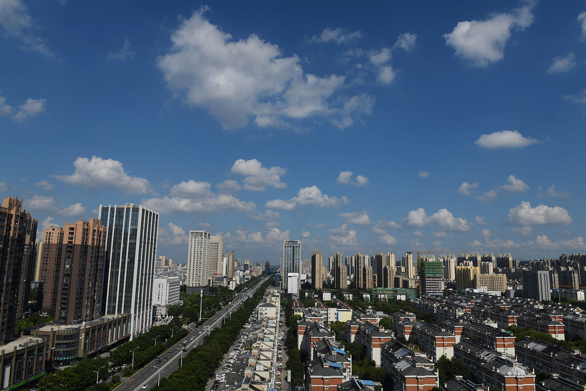2020年8月3日,安徽省阜阳市,一个阶段的持续降雨之后,城市上空迎来蓝