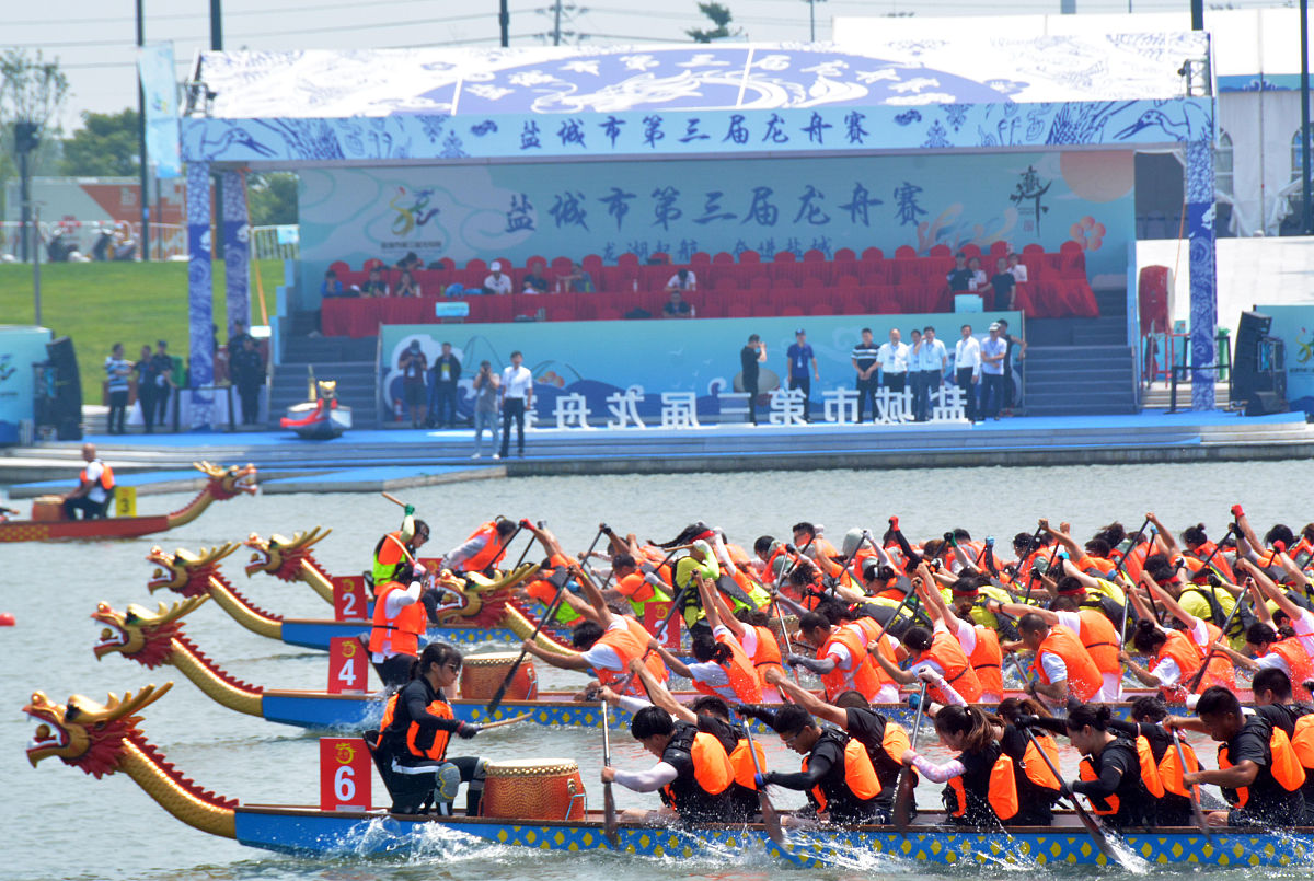 端午雨中龙舟赛，诗情画意乐无边