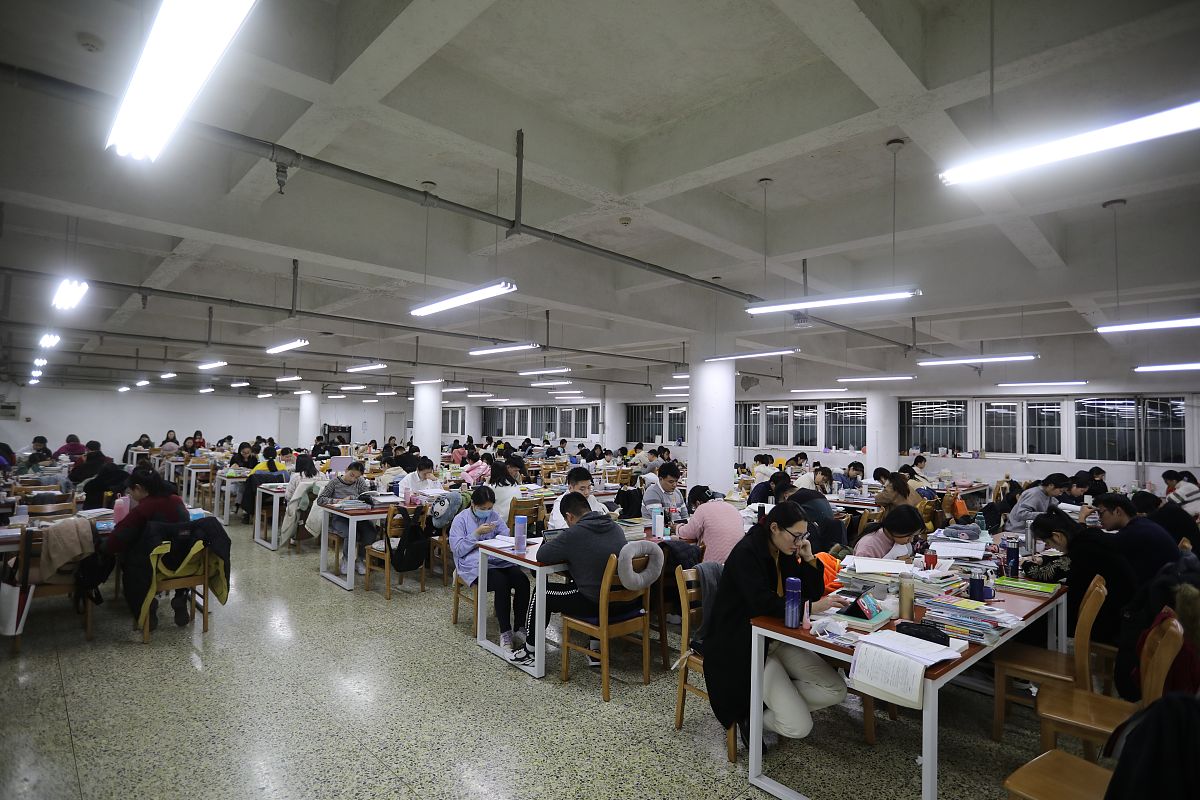 近日一则江西一高校饭菜中疑吃出老鼠头的视频在网络传播。6月3日晚涉事的江西工业职业技术学院发布情况通报称饭菜中的异物经当事人确认为鸭脖。6月4日南昌市高新区市场监管局相关人员称初步判定系鸭脖。多方澄清鼠头是鸭脖但是事件并未就此平息反而引发了更多的讨论和质疑。加上网友们查询资料发现该校不是第一次出现老鼠事件。早在2021年学校食堂清洁间曾因出现过老鼠被相关市场监管部门联合执法。当时学校的表态和处置方