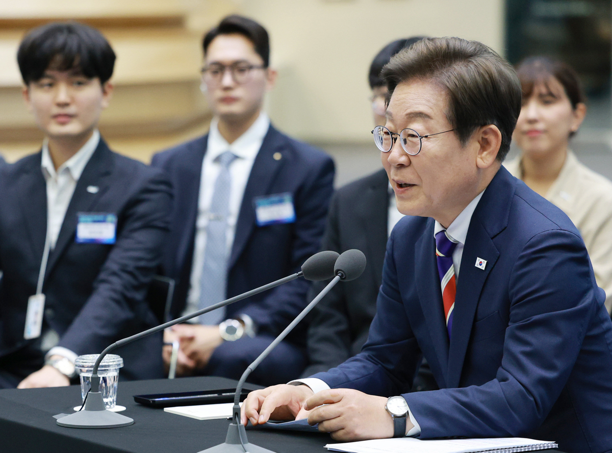 20条简短的微博体评论：韩国最大在野党共同民主党国会院内领导层集体辞职9月21日晚韩国最大在野党共同民主党国会院内领导层集体辞职该党事务总长也表明辞职意向。