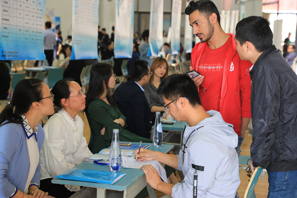 飞行技术与工程学院开展内部培训会议由张琮凯老师带来说课程-《空中领航学》展示我们将以评促建旨在提升教师教学能力共同学习、共同提升。帮我把文案修改的更加通顺