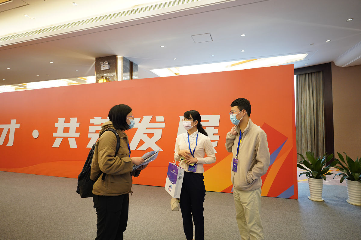 聚焦东莞经济社会发展的重点领域、热点问题通过社会观察和亲身实践深入开展社会服务和社会调查提出解决问题的意见和建议形成具有现实意义的研究成果