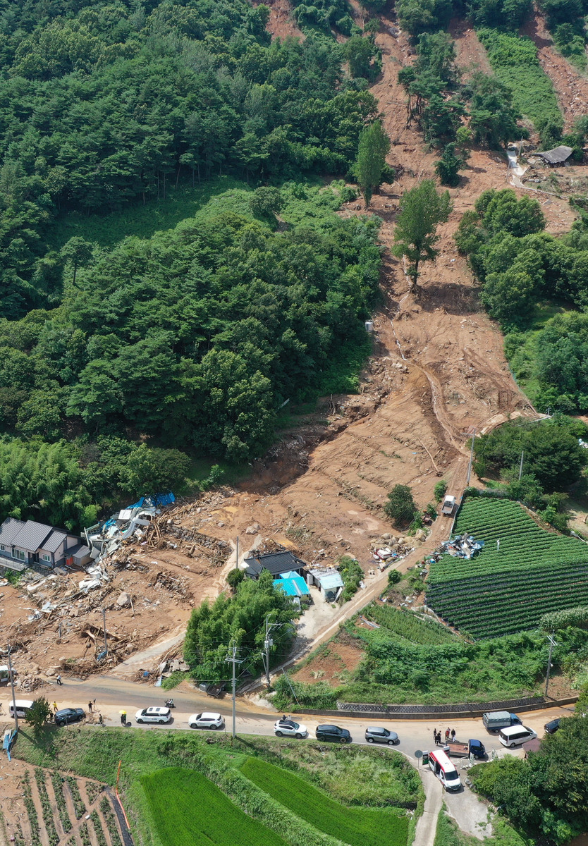 分析团风县方高坪镇天然村所在区域工程地质、水文地质情况是否存在地震、洪水、地质灾害等安全风险。简要说明防疫隔离点对外交通运输、供电、供燃气、供热、给排水等必要的基础设施衔接情况。2000字