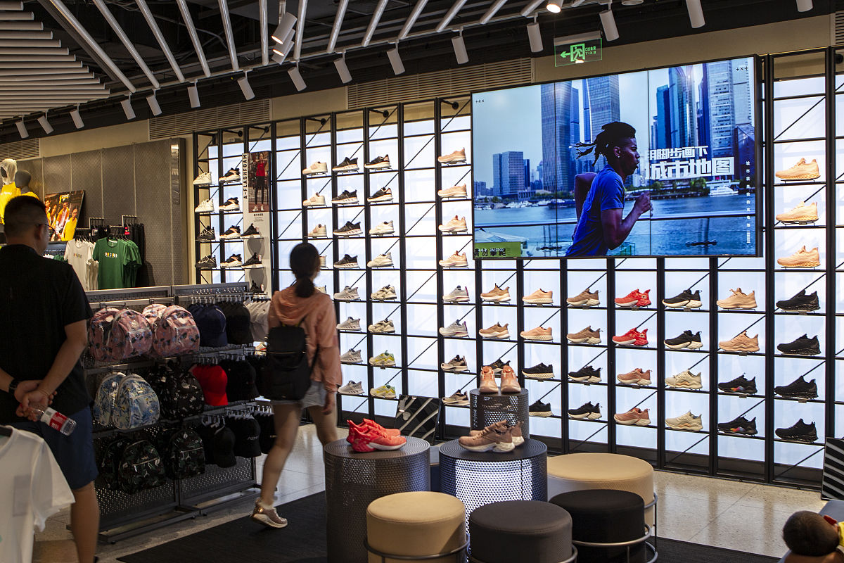 安踏球鞋橱窗设计：突出产品特点和品牌形象