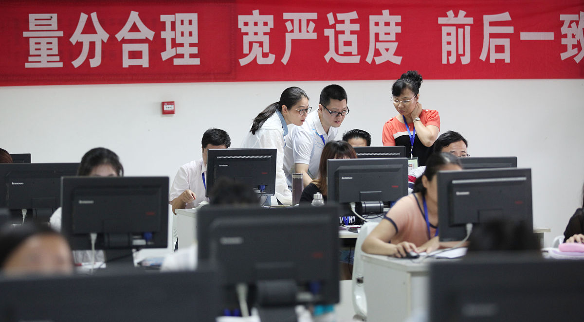 2016年6月13日,海南海口,在海南师范大学高考评卷场