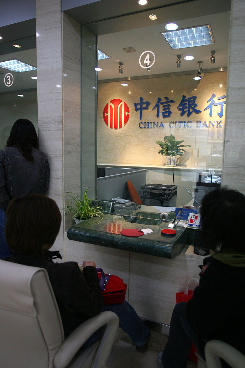 你现在的身份是论文作者请撰写内容：对2021年邮政银行西安分行银保业务的期交保险、对各个保险公司人寿产品占比进行概述