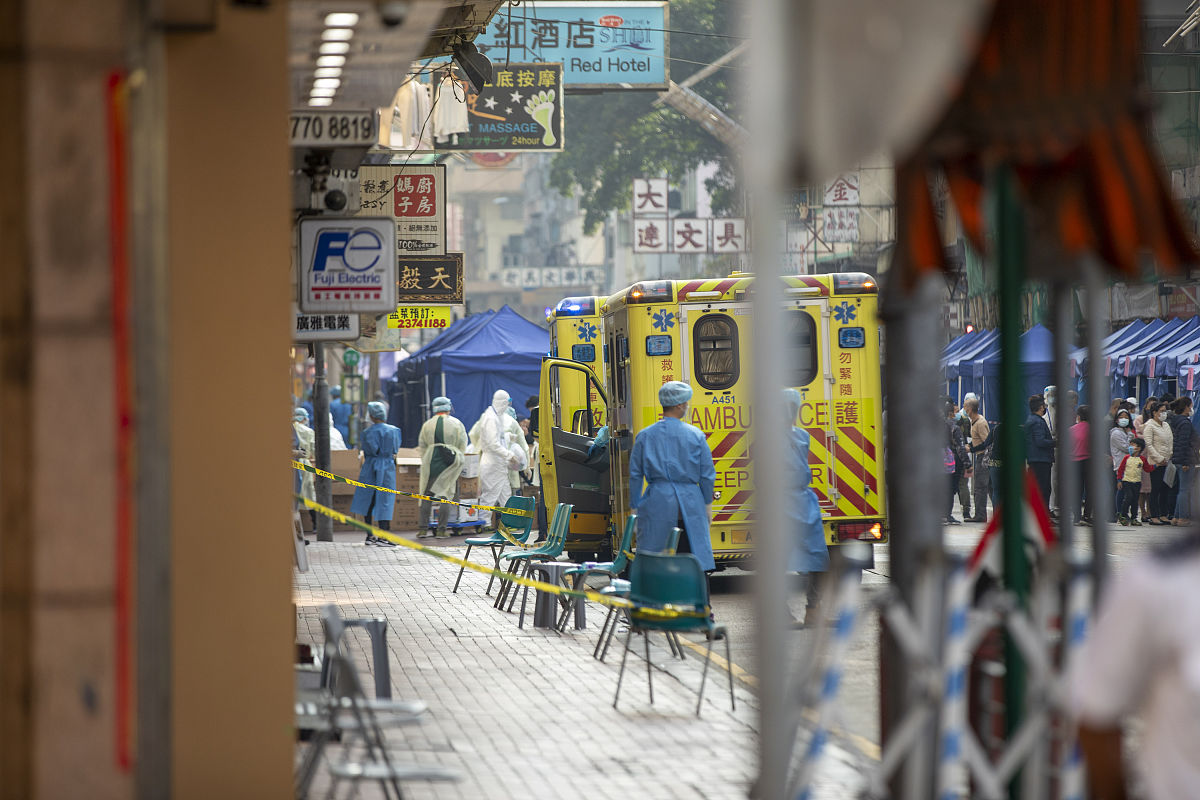 2021年1月23日,香港佐敦区,警察拉闸封路,医护人员在临时检测点开始工