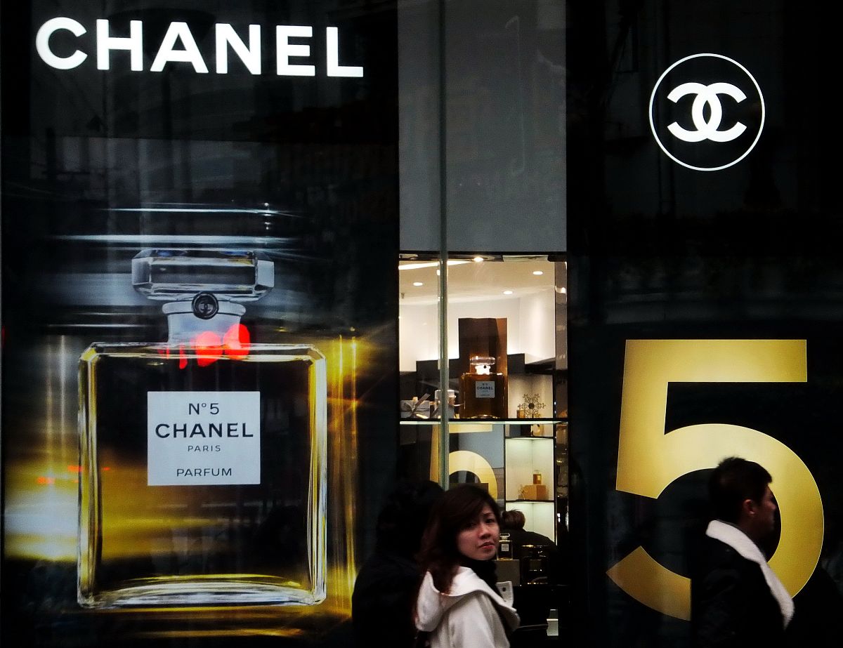 Chanel 涨价：疫情影响下奢侈品需求放缓，品牌回应调整价格策略