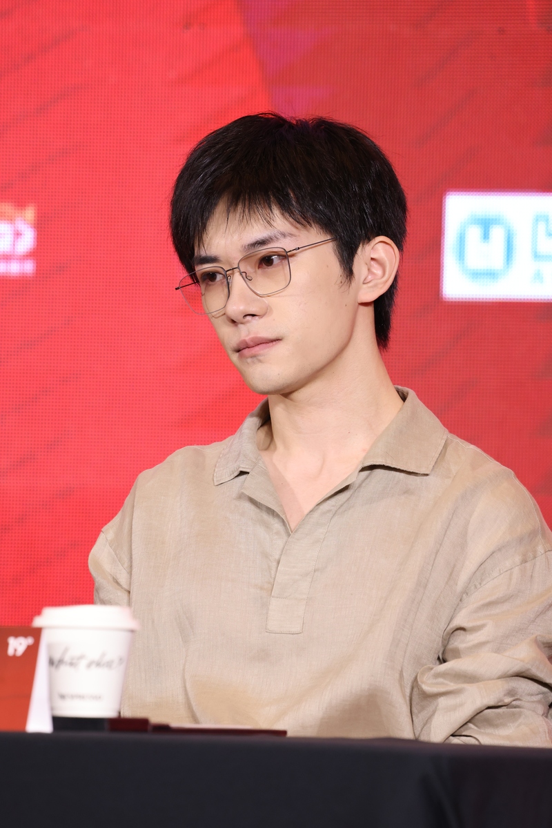 易烊千玺刘雨欣爱情故事：偶像与粉丝的浪漫邂逅