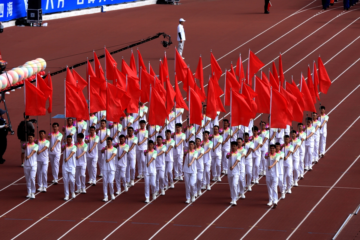 海洋与环境学院方队：守护蓝色星球，舞动青春活力！