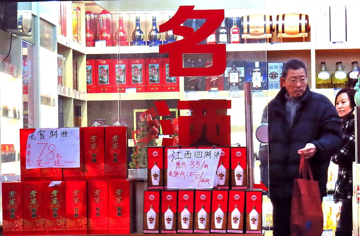 以下内容降重壹玖壹玖公司通过直接与供应商采买和其他酒类品牌战略合作的方式进行线上销售这种模式与同行业企业相差无几商品同质化严重同时酒类产品存放时间较长长时间下来公司囤积的商品自然增多。在缺少竞争力的前提下公司囤积的商品越多周转率就越慢各个收入渠道的增长性就会降低。这是由于壹玖壹玖针对个性化商品和服务投入较少没有及时观察到个性市场的潜力空间营销方式过于标准化忽略了个性话商品对收入的贡献力度致使盈利来