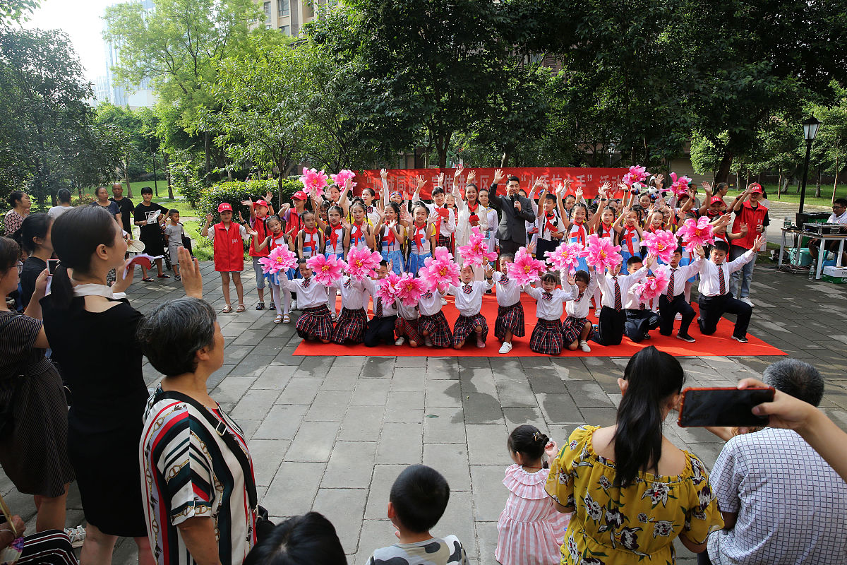 红领巾的文艺表达：上下联对仗，意境优美