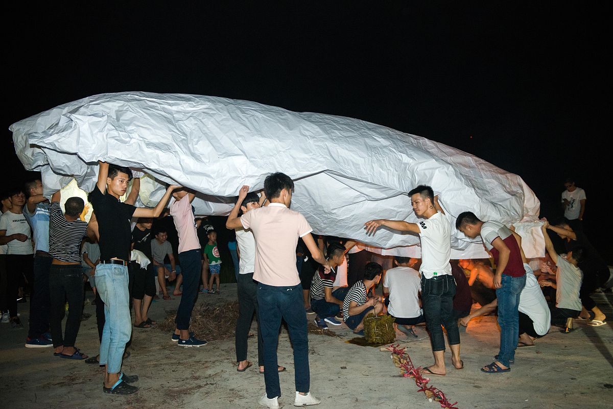 安全放飞孔明灯：注意事项和步骤指南