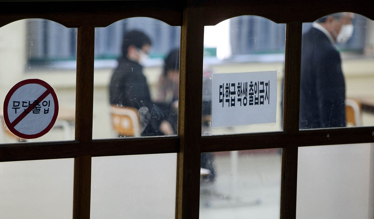 2009年11月12日,韩国首尔,韩国学生参加"2010大学入学考试".当日,约67