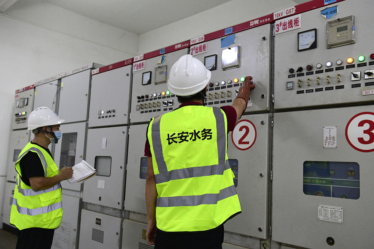 2020年08月13日 ,广东省东莞市,三八河排涝站工作人员检查排涝设备.