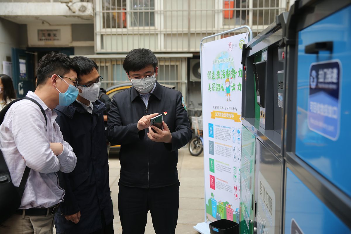 修改通顺5月10日街道办事处主任袁孝东主持召开城市精细化管理考核工作推进会会上研究了考核方案的实施办法并明确各相关部门的职能职责由城市精细化管理考核办公室专项负责考核通过考核充分发挥各外包管理单位及社区在城市管理过程中的主观能动性。袁孝东强调要强化城市精细化管理、提升城市管理品质加强城市管理外包管护单位考核、各社区城市管理、环卫工作；要改善城市市容环境及居民生活环境建立和完善长效管理机制明确工作职