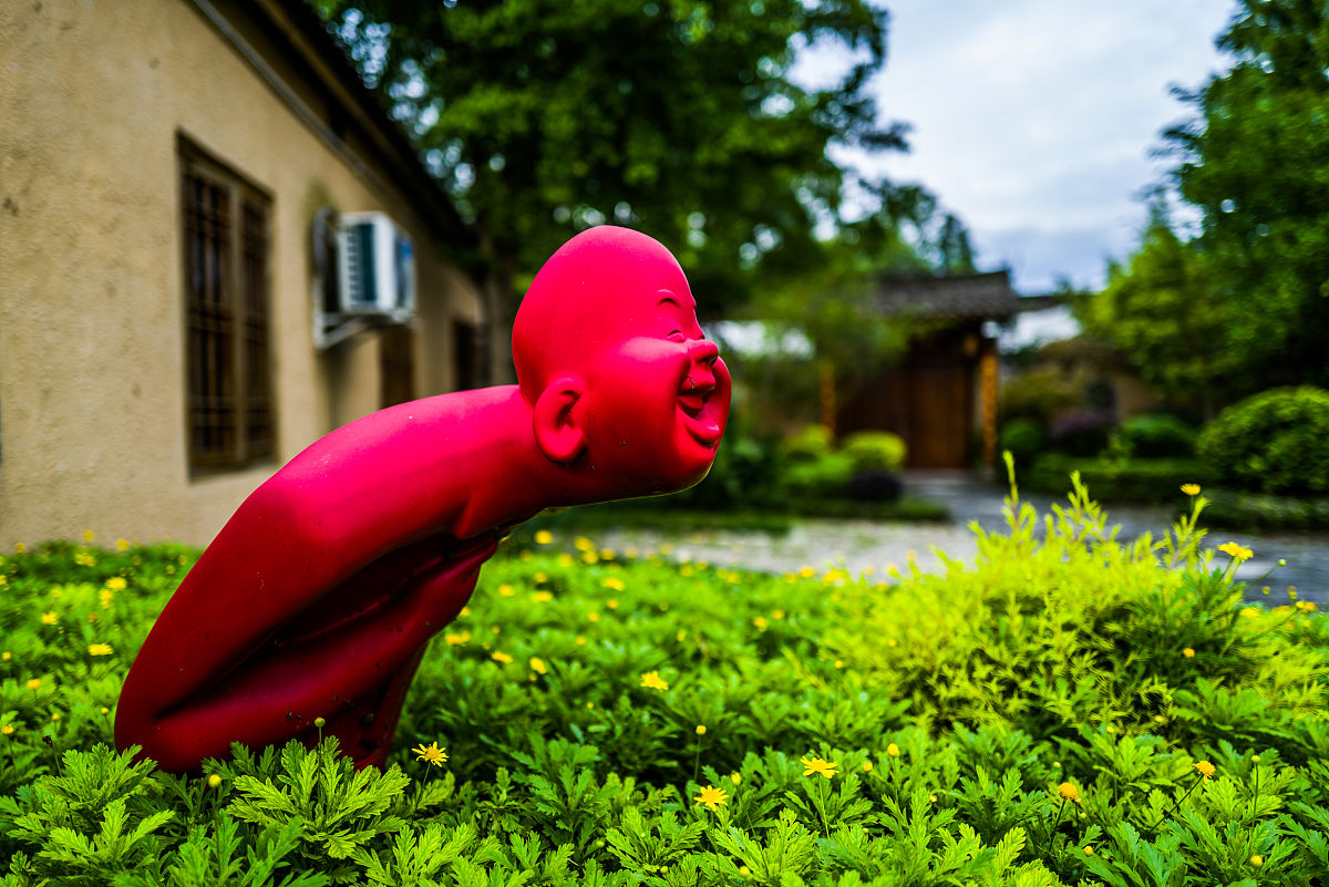 帮我生成一份旅游攻略标题是：崇州之旅要求：1旅行路线、出行方式使用汽车、出行时间2日一夜2预算7003爬山景点、特色文化景点、小吃街景点、红色革命纪念馆景点4合适的酒店一夜80-120最好5出行时间722日星期六早1000归来时间724晚7006总结出所有费用如餐食、住宿、游玩等7不少于400字8列出所有景点、酒店、餐饮的名字而不是总称