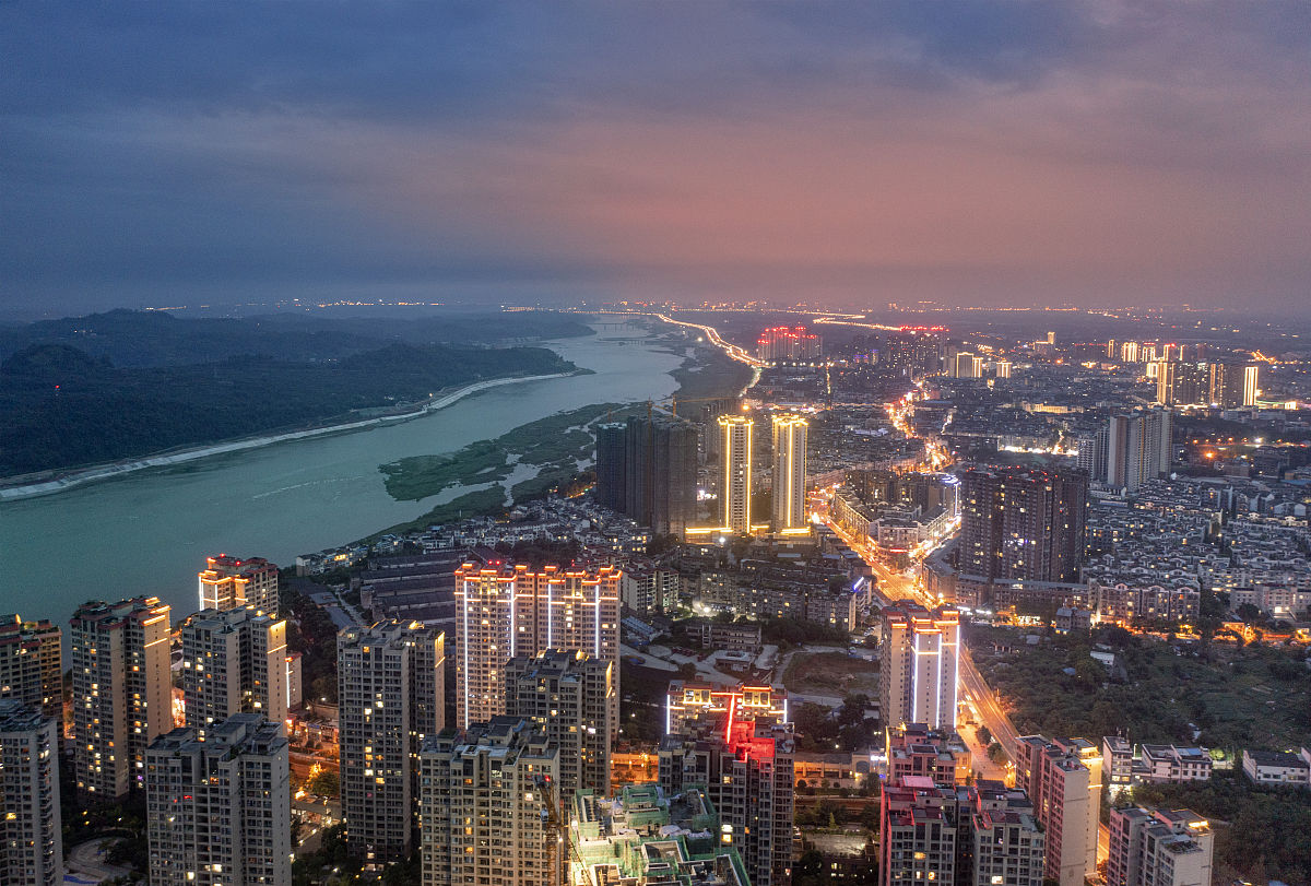 2021年8月27日,四川省眉山市,夜晚的彭山区明暗起伏,色彩丰富.