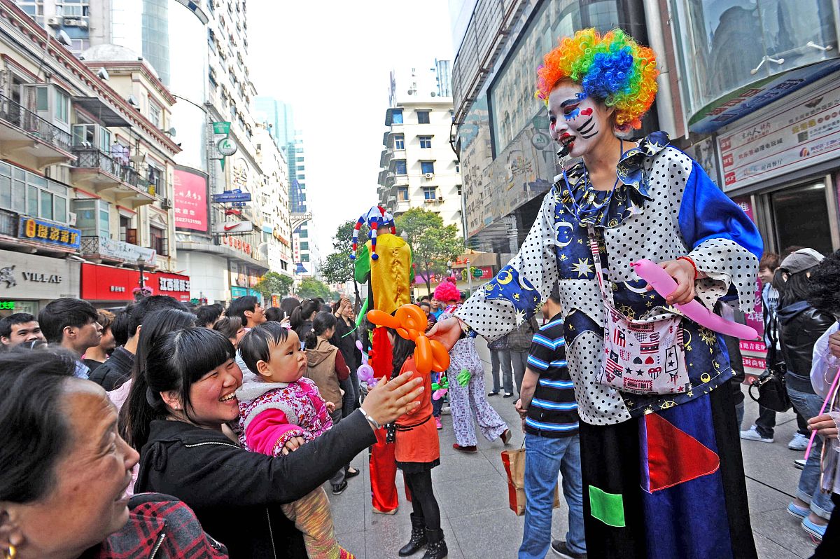 2012年4月5日,武汉市江汉路步行街上,5位身材"前凸后翘",造型憨态可掬