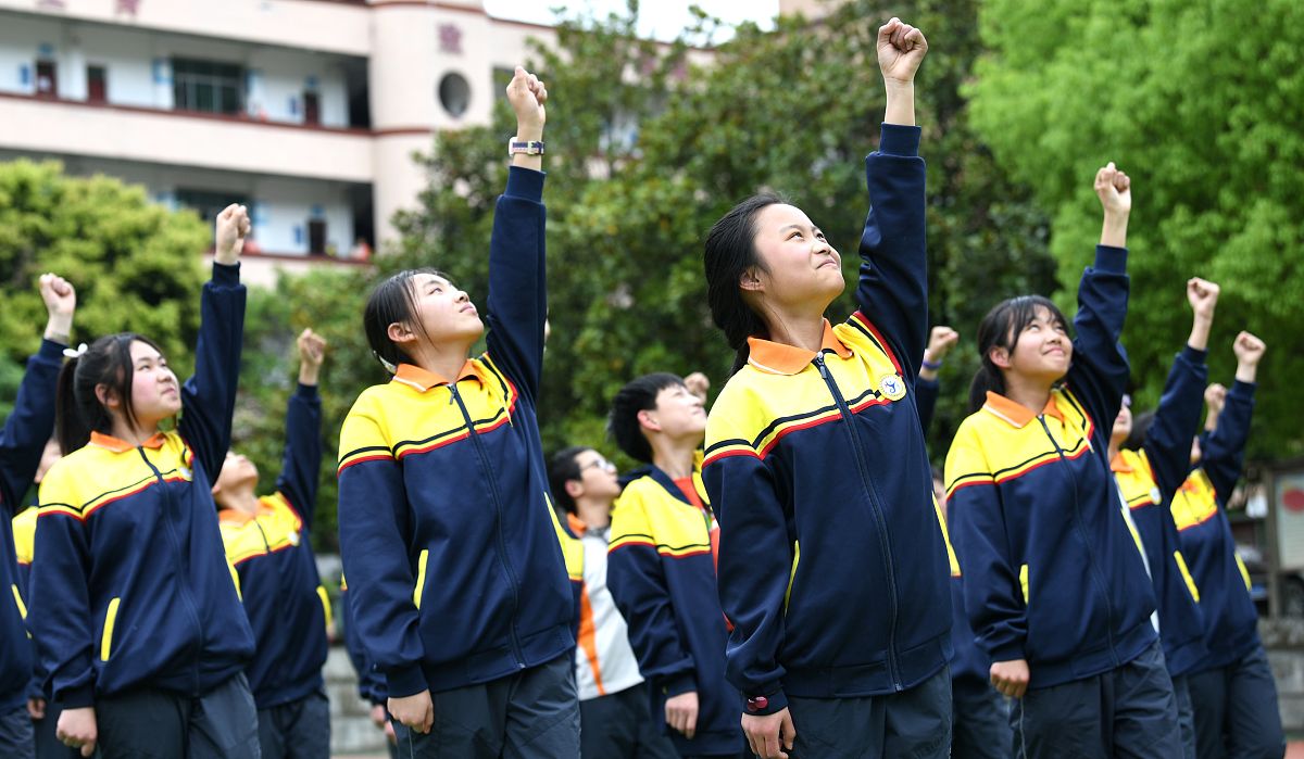 2021年4月20日,重庆,酉阳三中的学生在操场上伴着毕兹卡(土家族)音乐