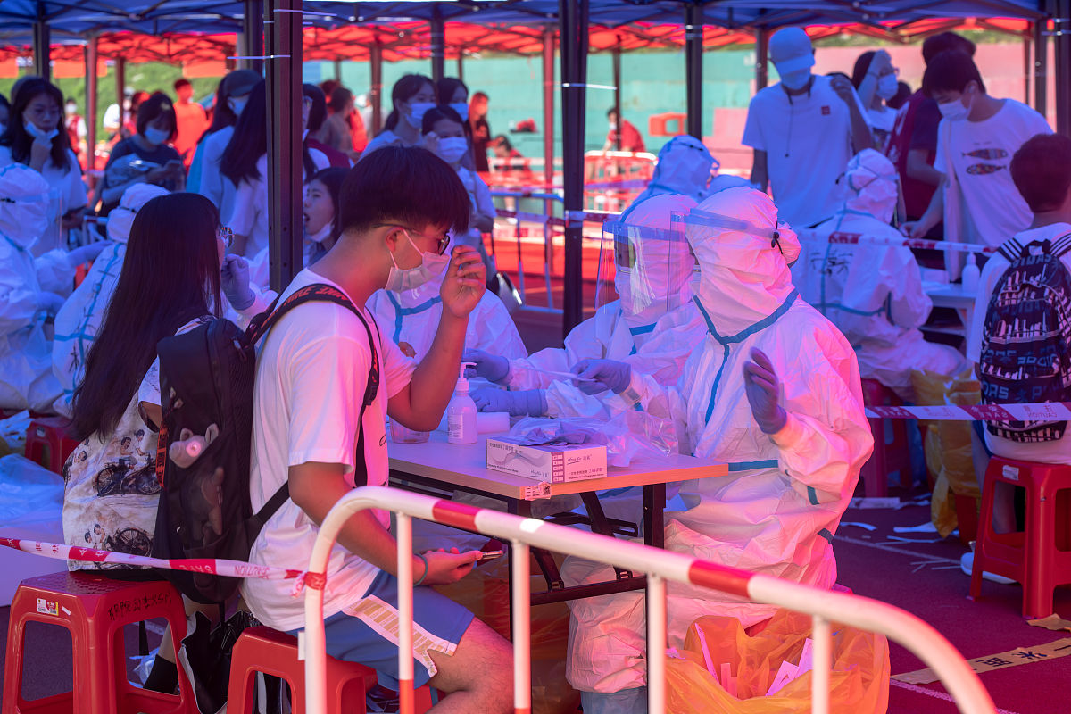 2020年6月21日,广州华商学院开展第二次全员核酸检测,医护人员正在为
