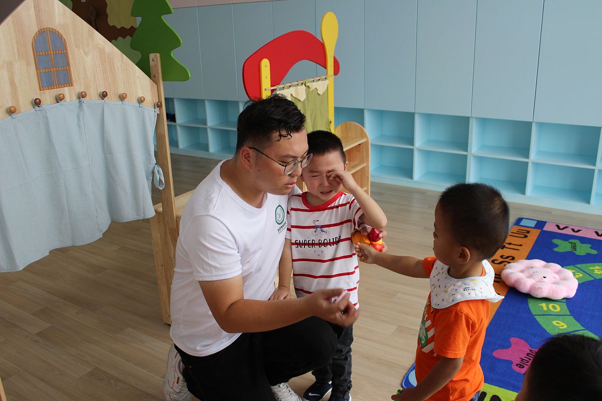 请帮我为中班小朋友吴欢致小朋友写一篇成长与发展建议 运动能力强 可以和小朋友一起玩耍 倾听习惯有待加强 偶尔会趁老师不注意而违反规则 进餐速度慢 和小朋友玩得开心但是很怕老师 和老师不亲近 希望开朗 倾听 多动手操作 认真