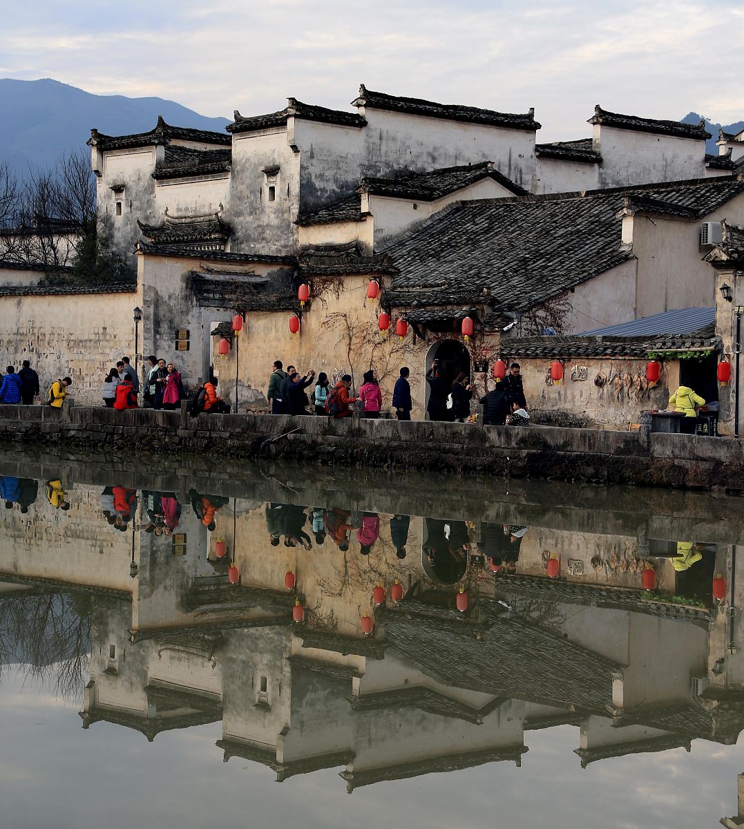 帮我写纪录片宏村故事梗概300字