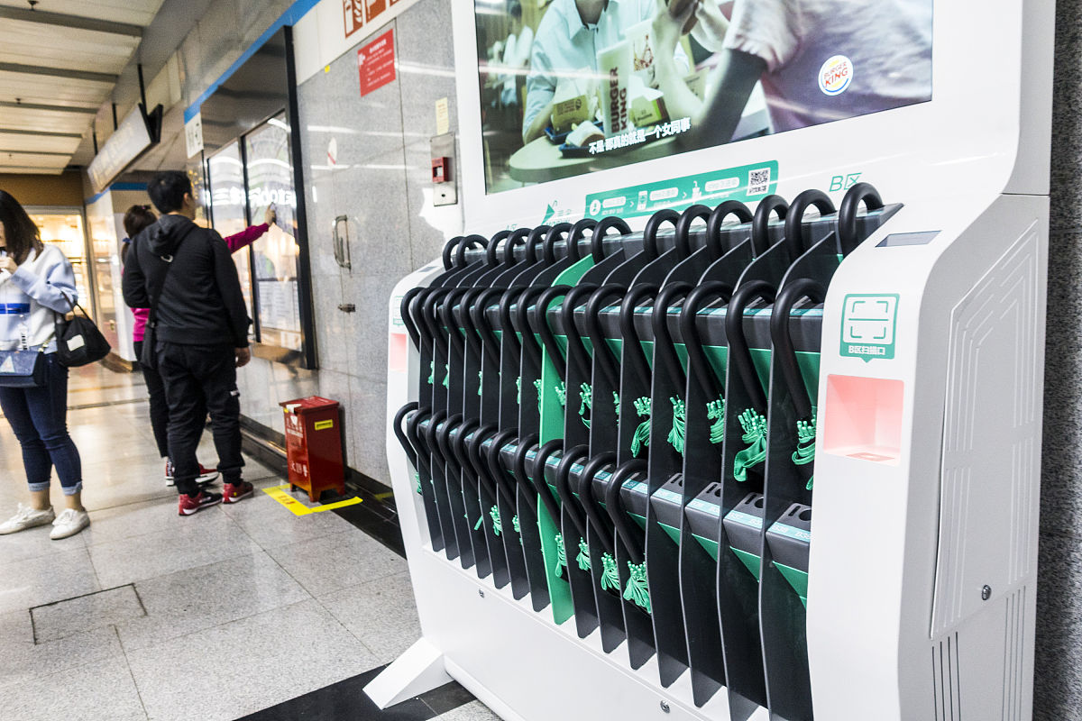 现在你是一名大学生即将参加大学生互联网加创业比赛你的任务是以共享雨伞为主题写出商业计划书里的产品或服务或产品与服务的内容部分。