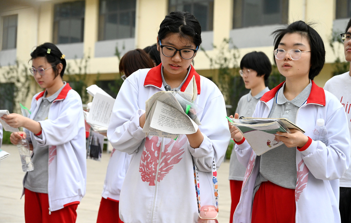 2024年6月7日,在河北省邯郸市峰峰第一中学考点,考生