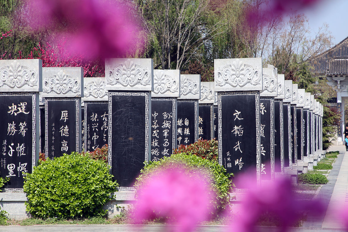 2021年4月4日,山东日照,在位于鄄城的孙膑纪念馆景区,石碑肃然挺立,诉