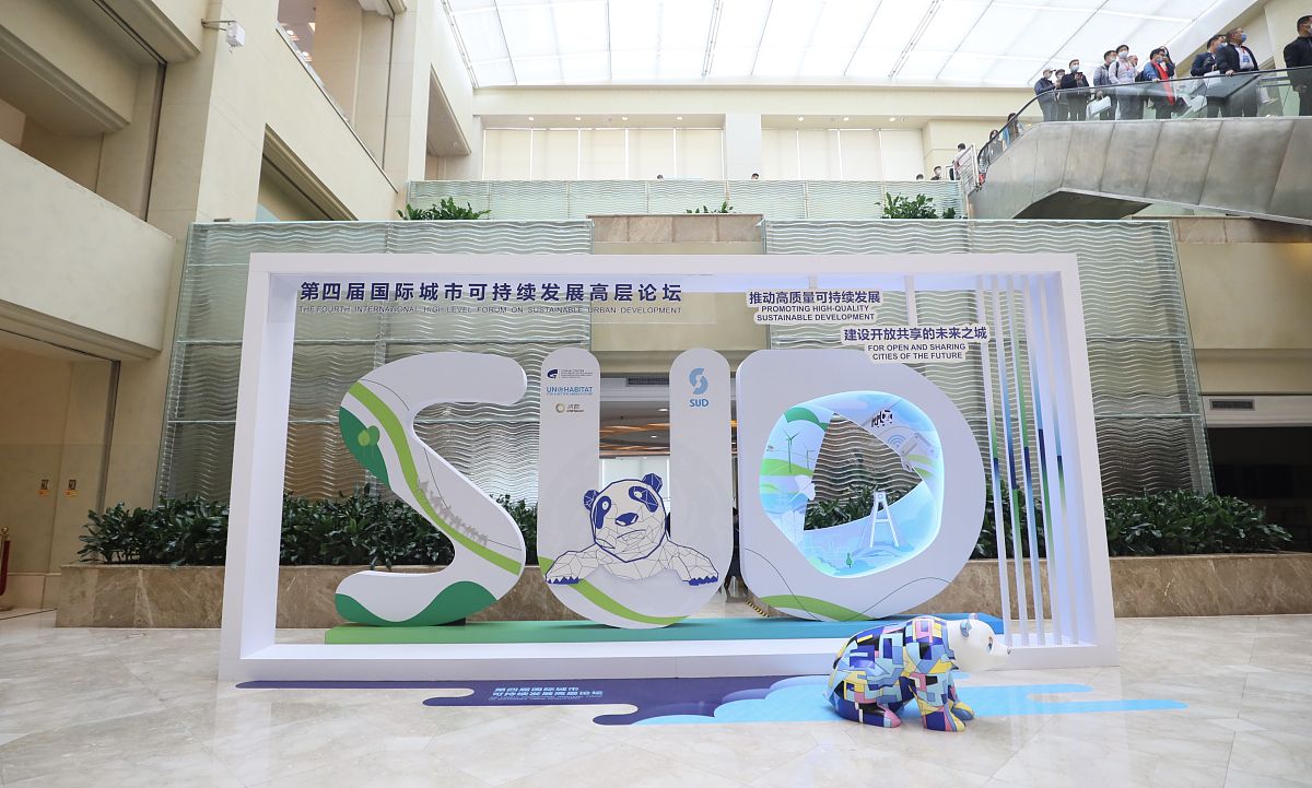 给出一个在四线城市摆摊的商业策划做那个品类最合适