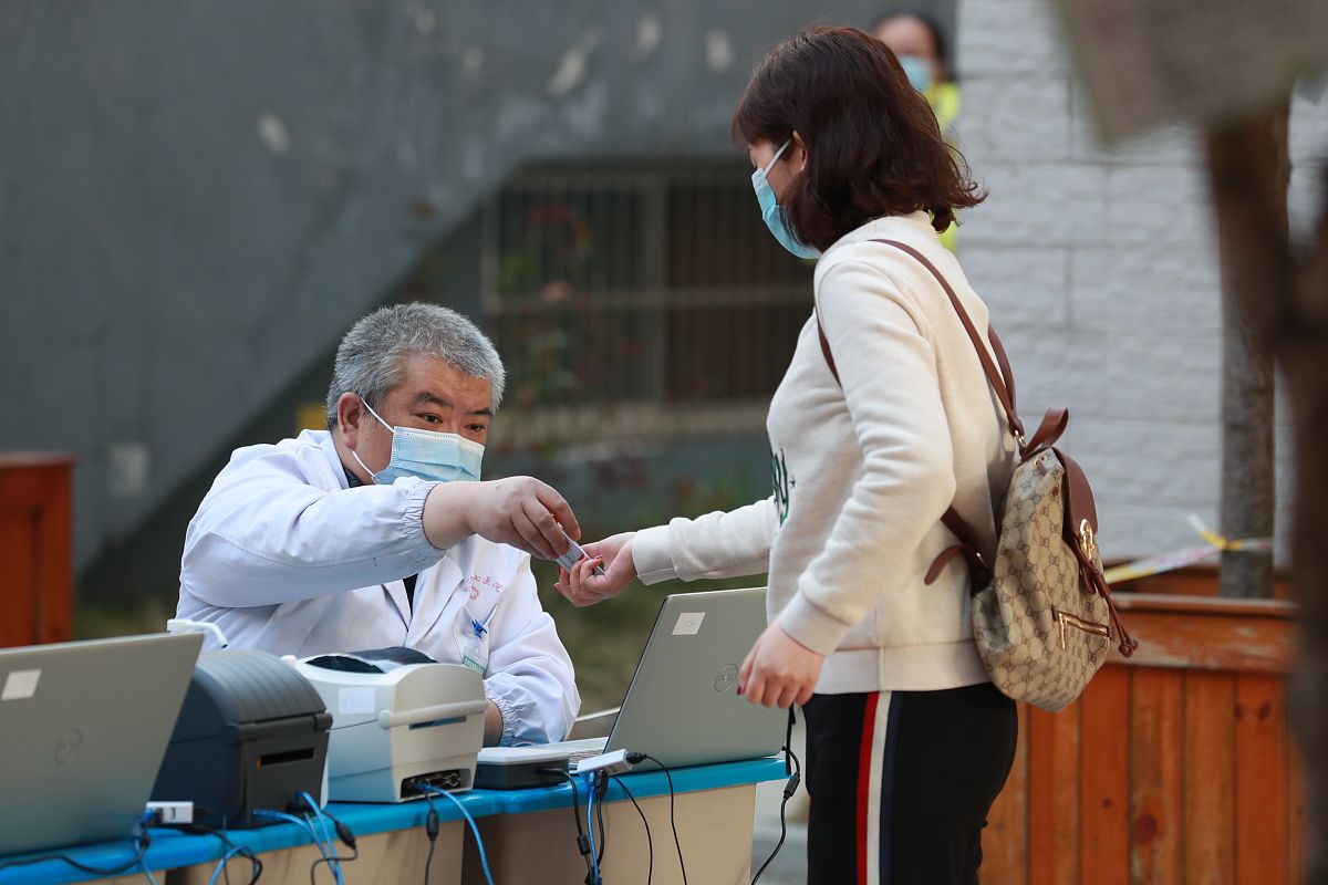 海宁卫生学校是公办学校，与当地医院紧密合作