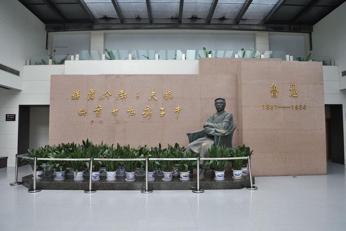 沈阳市工业技术学校组织党员参观劳动模范纪念馆