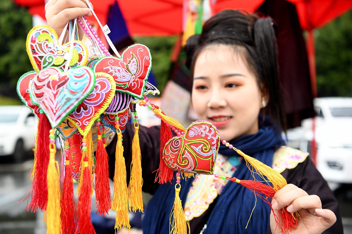 贵州民族大学中专部专业设置：电子信息、旅游管理、机械制造等
