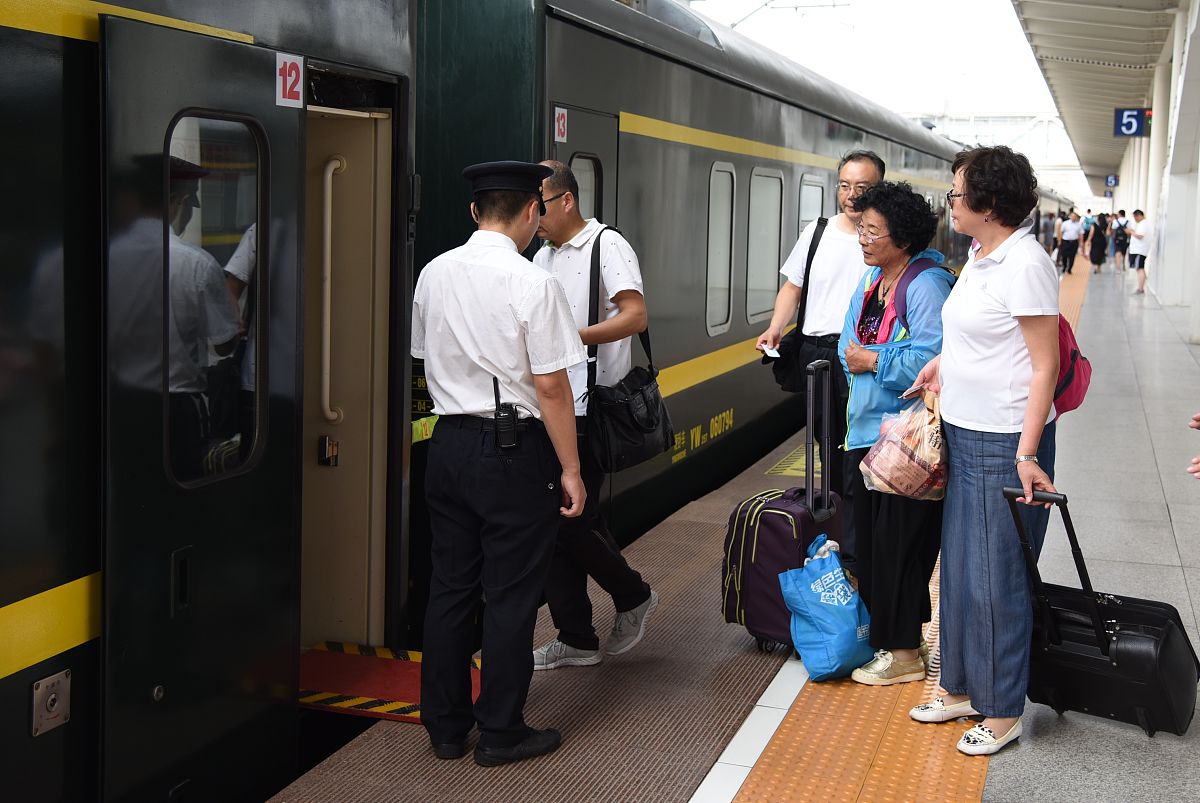 用以下词语完成90秒的西安地铁串词讲解坚守 清晨 家庭