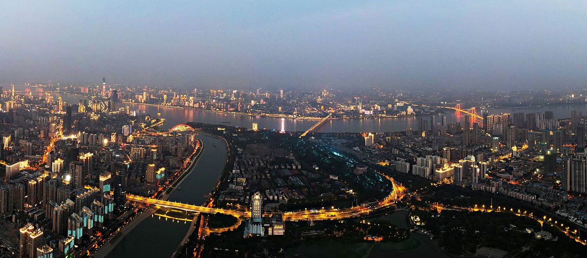 2020年6月1日,夜幕下的武汉璀璨繁华,穿梭于马路上的车流灯光和遍布城