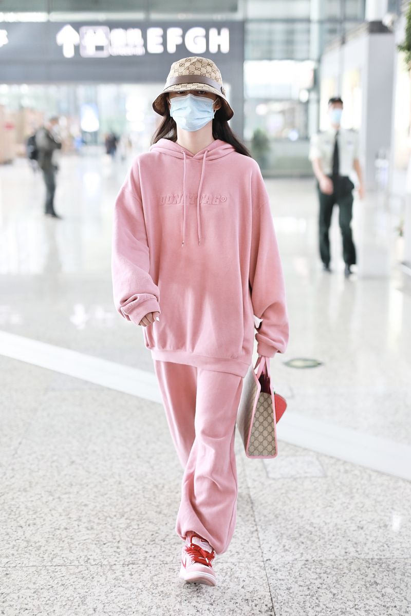 帮我撰写一篇秋季时尚卫衣穿搭文案以描述服饰具体细节为主题服装类型：浅卡其色的中式元素卫衣单品、V领时尚焦橘色卫衣单品、甜美粉色宽松卫衣连衣裙